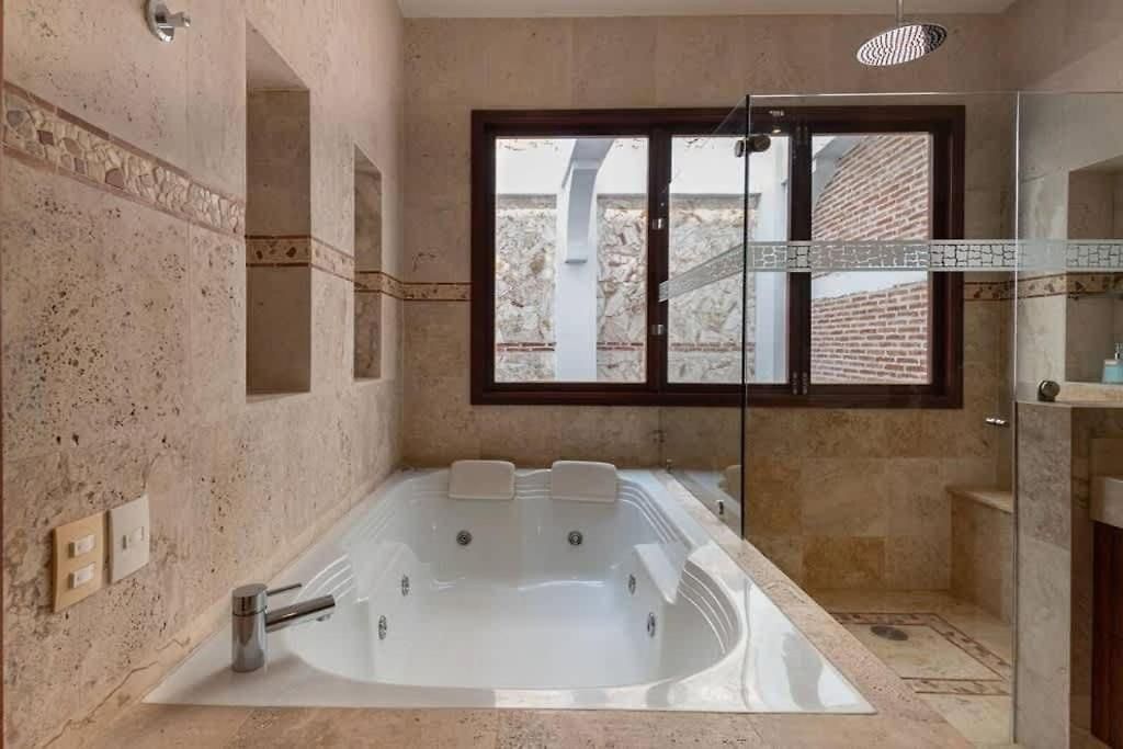 Luxury Private Pool & Rooftop Jacuzzi *