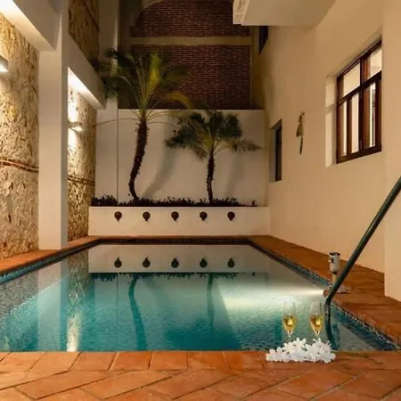 Luxury Private Pool & Rooftop Jacuzzi *